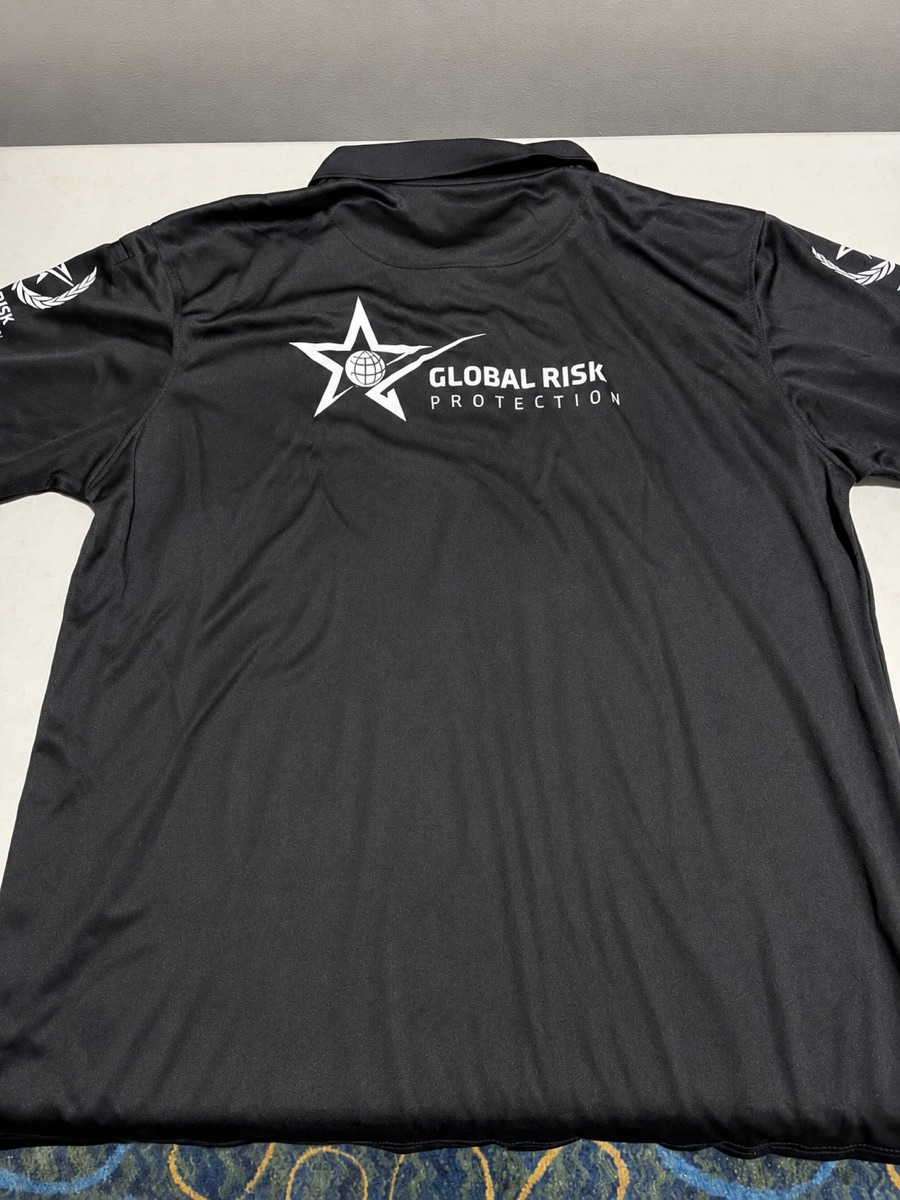 Polo negro con logo Global Risk Protection impreso en la espalda