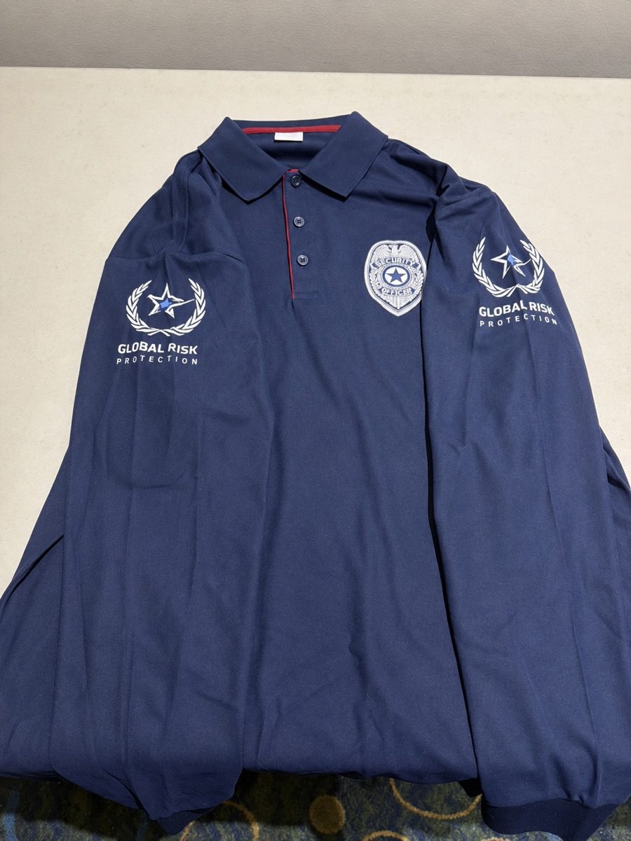 Polo manga larga azul marino con parche e identidad de marca